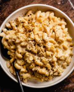 20 Minute Healthy Gouda Mac and Cheese (one pot / stove-top)