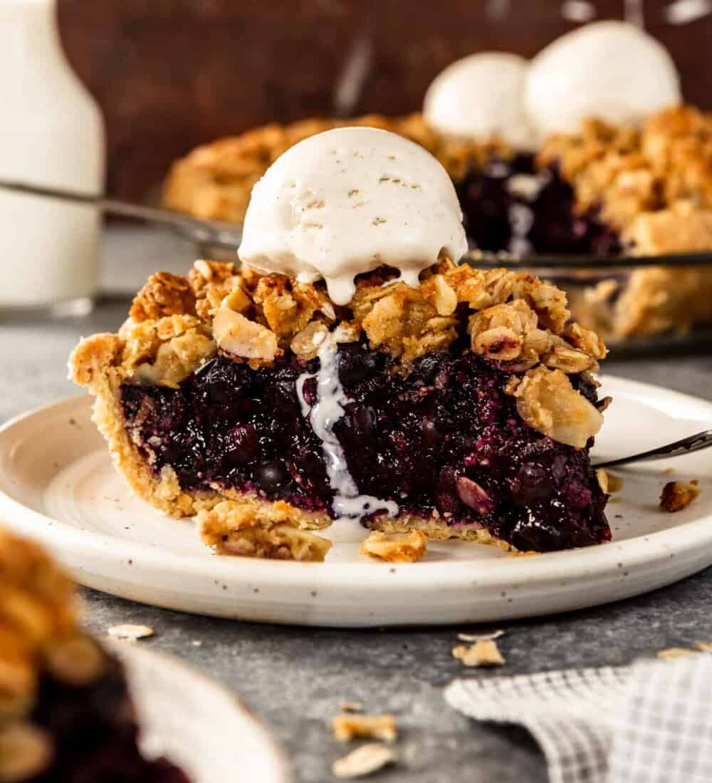 Blueberry Crumble Pie with Spiced Oat Crumble