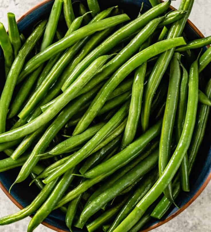 blanched green beans in a blue bowl