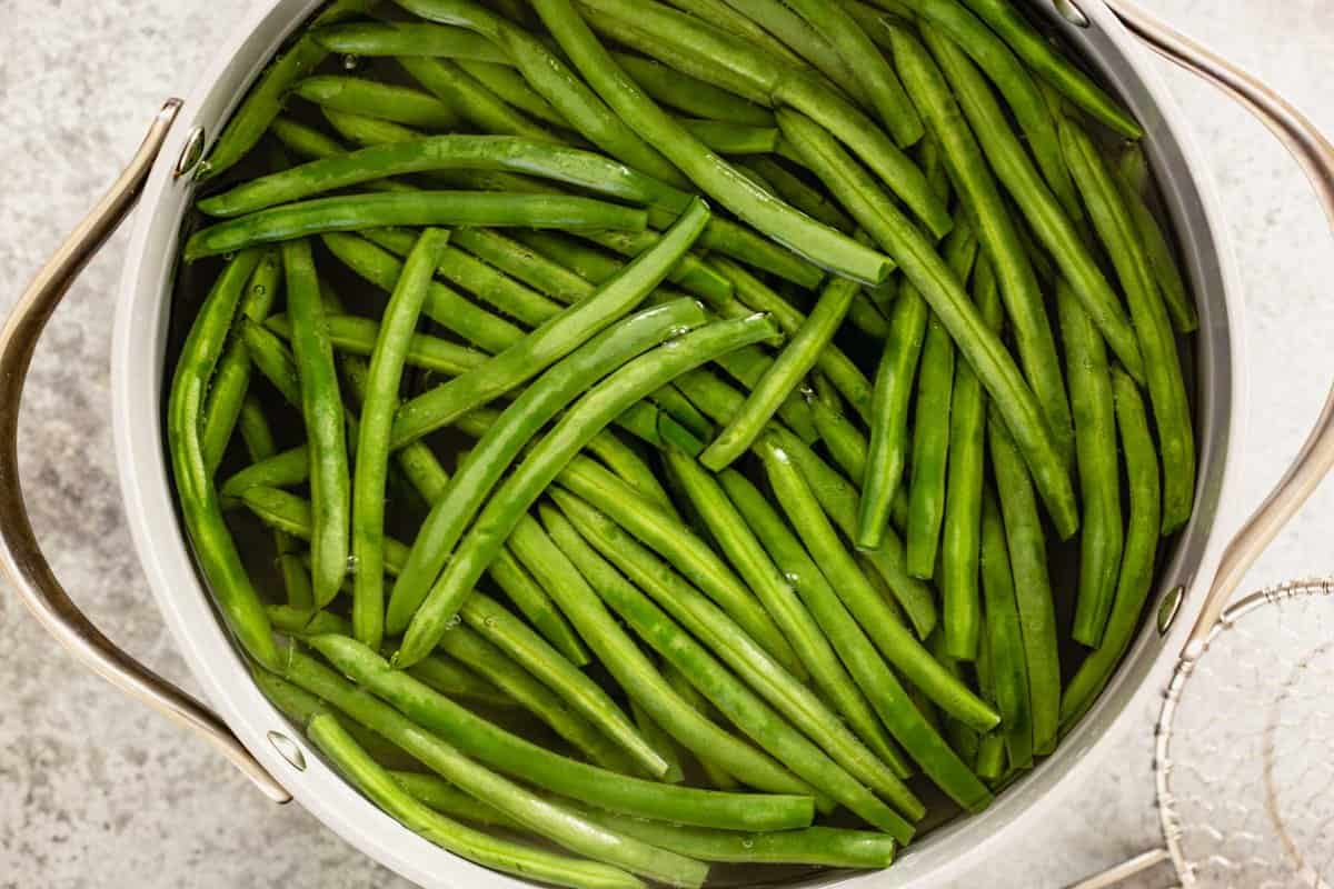 green beans in a pot of boiling water