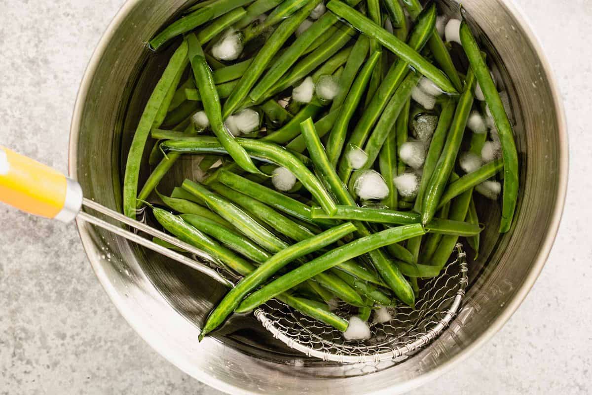 green beans in a bowl of ice water